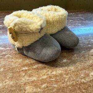 💛 Gray and shearling baby booties. Sz 0-6 months